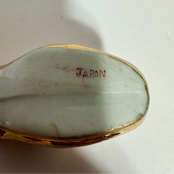 Miniature shoe 2 1/4 " Gold Painted Porcelain Small shoe or Boot. Made in Japan - Picture 9 of 11